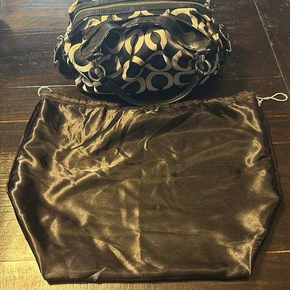 Black coach bag in excellent condition. - Picture 9 of 9